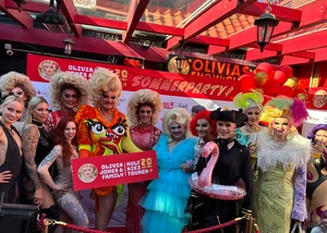 Olivia Jones und weitere Dragqueens auf dem Red Carpet beim Sommerfest