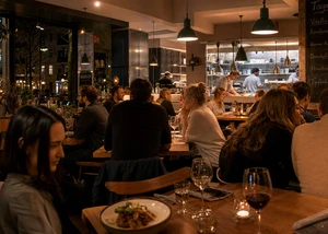 Ein Blick in ein volles Restaurant.