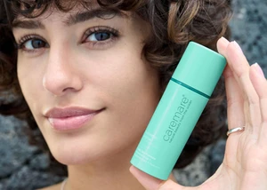 Eine junge Frau hält das Caremare Booster Serum in der Hand