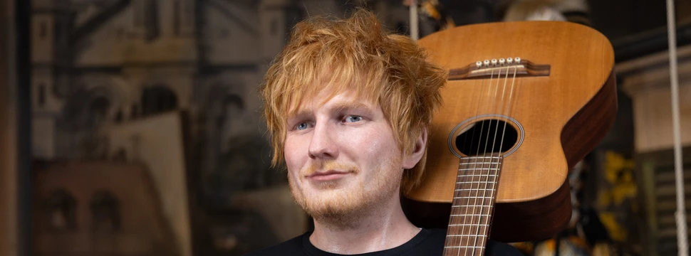 Ed Sheeran im Panoptikum Ed Sheeran mit Gitarre über der Schulter im Wachsfigurenkabinett