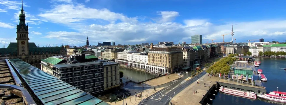 Blick vom Dach der Europapassage auf den Jungfernstieg, Rathausmarkt, Alsterfleet und die Binnenalster