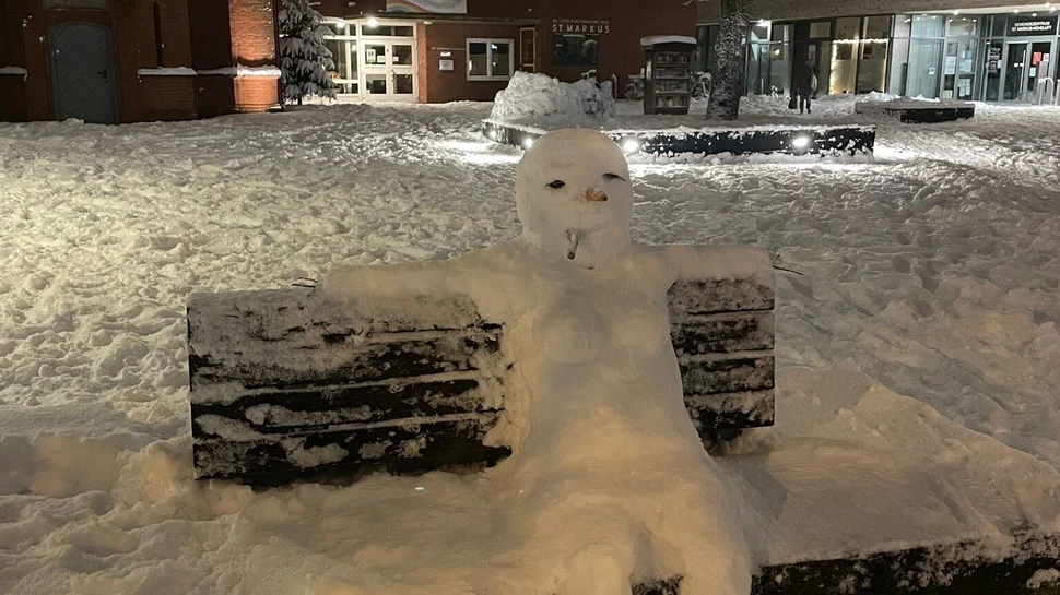 Schneefrau auf einer Bank in einem Hamburger Park
