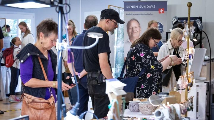 Galerie-Bild 3: Besuchende der ANBEGINN Messe