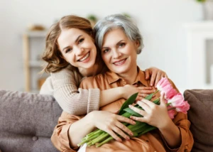 Mutter und Tochter am Muttertag, © iStock.com / evgenyatamanenko