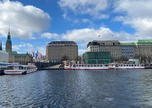 Binnenalster mit Alsterschiffen und Blick auf den Jungfernstieg
