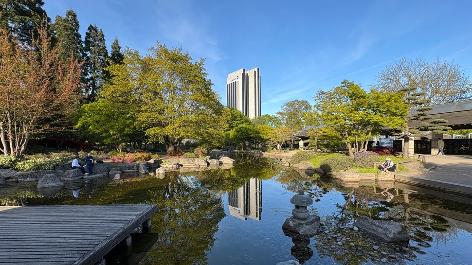 Spiegelung des Radisson Blue Hotels im See des japanischen Gartens in Planten un Blomen