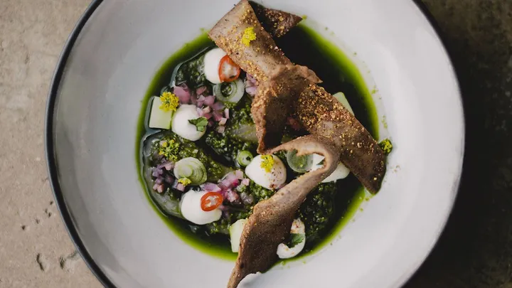 Galerie-Bild 3: weißer Teller mit aufwendig dekoriertem Gericht