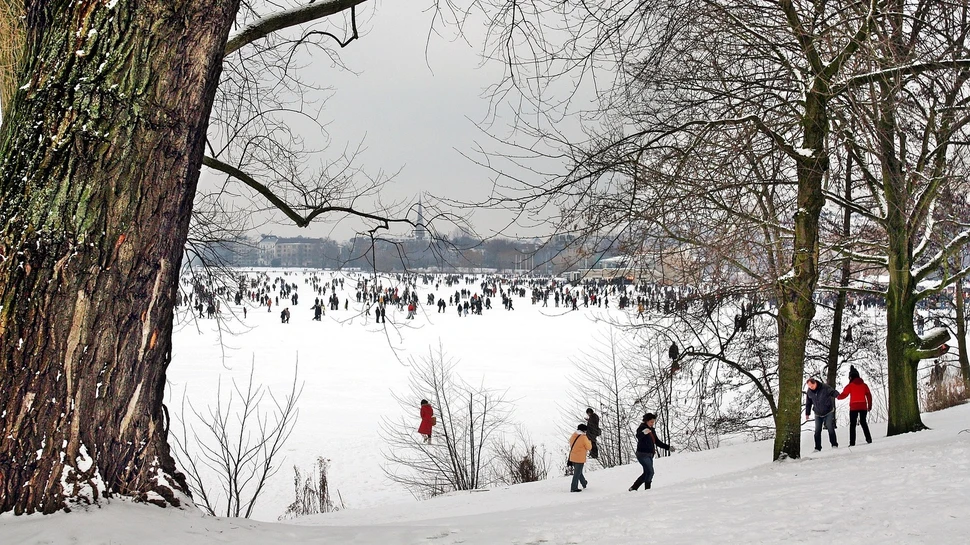 Menschen auf der zugefrorenen Alster Menschen auf der zugefrorenen Alster