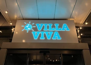 Außenansicht des Eingangs der Villa Viva mit Schriftzug