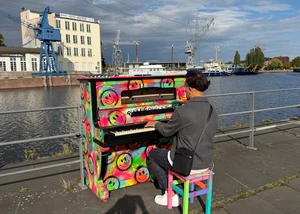 Auf dem von der Künstlerin Elocin Art gestaltetem Klavier wird gespielt