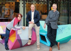 Initiatoren der Führung "Reliquien der Reeperbahn Dr. Eva Decker, Carl Artmann und Ekkehard Opitz vor dem Eingang des ARCOTELS Onyx auf der Reeperbahn