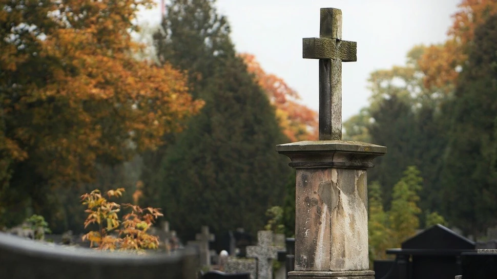 Grabstein mit einem Kreuz