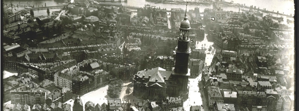 Historische Luftaufnahme von Hamburg mit Hamburger Michel, © Staatsarchiv Hamburg