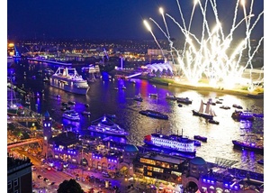 Aussicht auf den Hamburger Hafen mit ominösem Feuerwerk