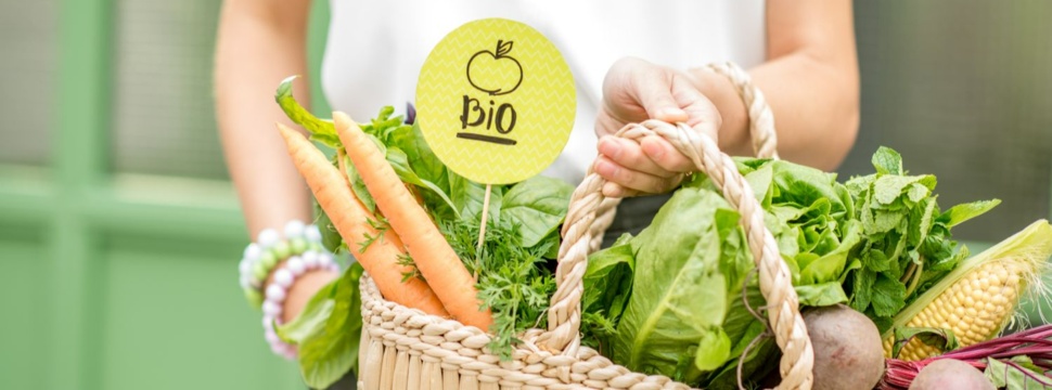 Korb mit Bio-Gemüse, © iStock.com / RossHelen