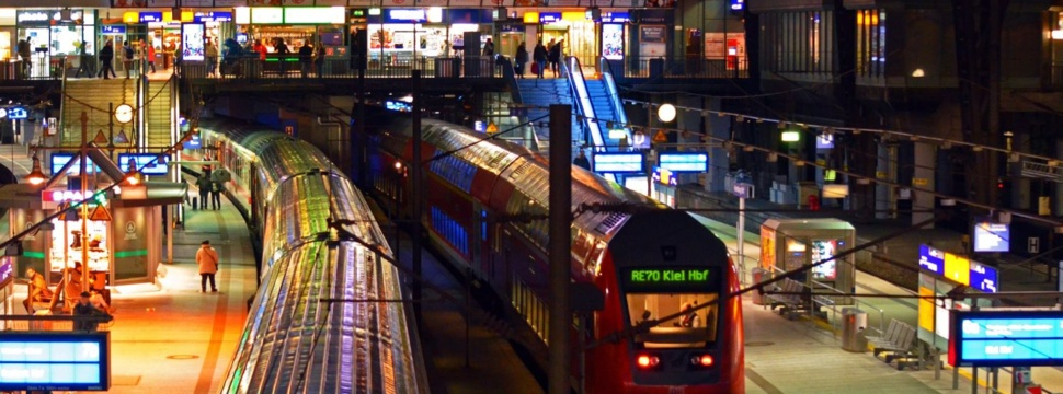 Hamburger Hauptbahnhof bei Nacht, © Claudia Peters / pixabay.com