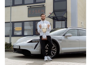 Martin Harnack mit dem "Porsche E7SEN Cup"