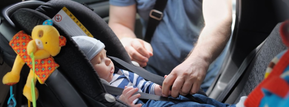 Baby im Auto, © Maria Sbytova auf Shutterstock